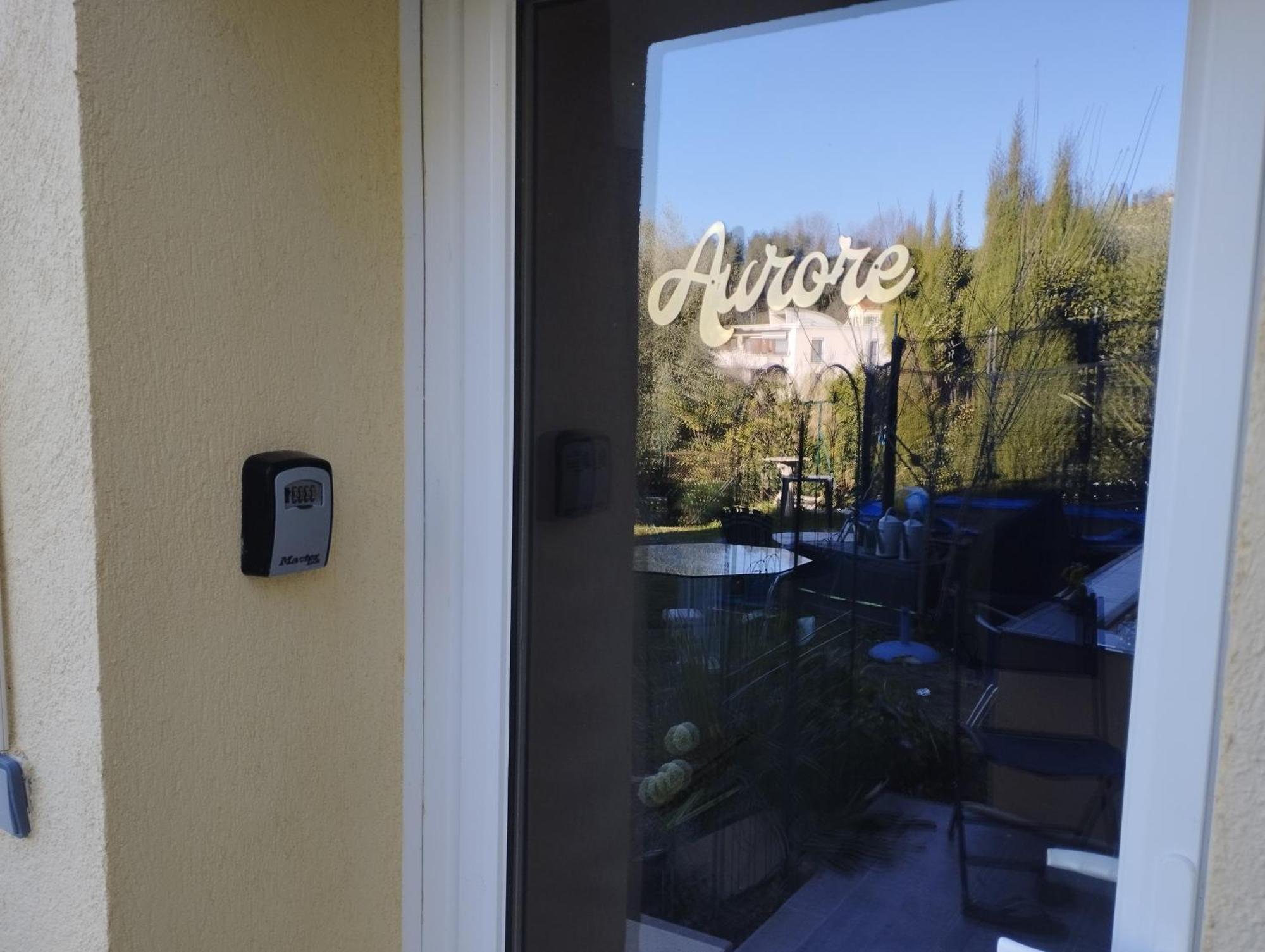 Aurore En Rez De Jardin Avec Parking Gratuit * Vence